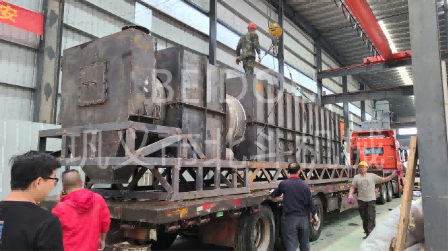 節能型核桃殼91免费成人大片緊鑼密鼓裝車中,即將發往新疆