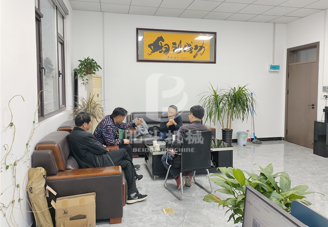 客戶來訪我公司進行鋸末91免费成人大片實地考察