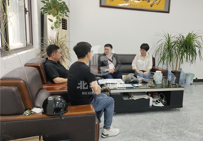 印尼客戶來91免费版下载機械考察91免费成人大片設備,洽談業務合作