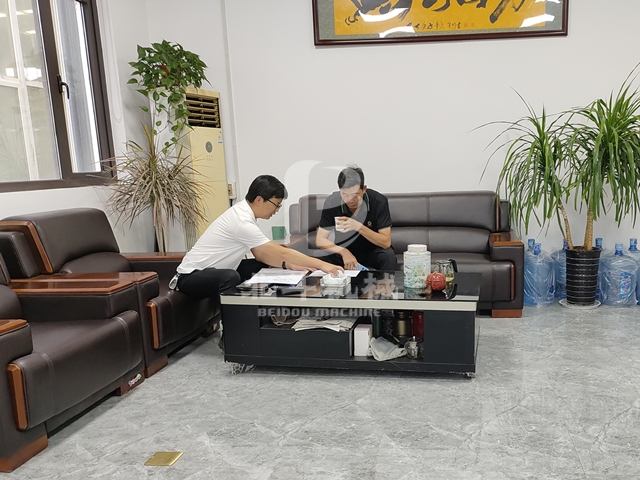 周經理為客戶介紹糠醛渣91免费成人大片的相關技術知識