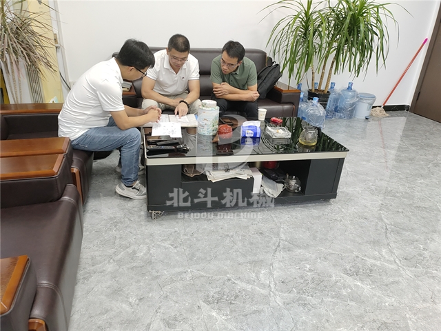 周經理與廣州客戶就木屑91免费成人大片的技術問題展開交流