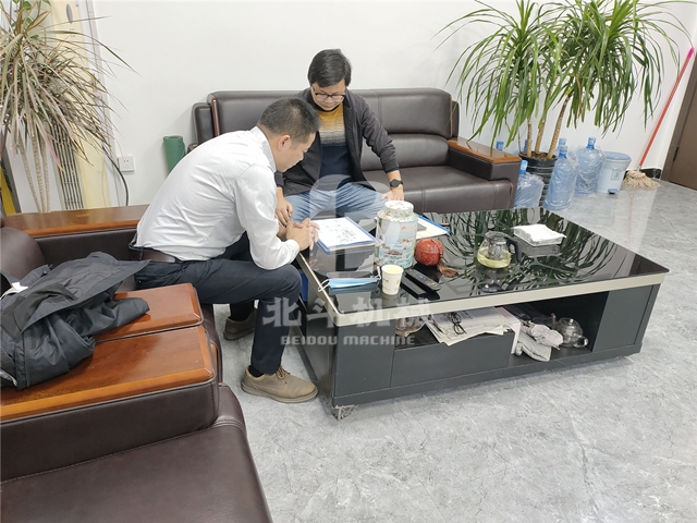 蘇州客戶和技術人員正在討論怎樣更好地使用木材91免费成人大片