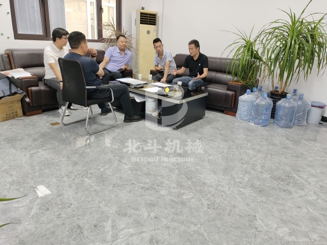 總設計師張總與客戶深入交流鋰電池91免费成人大片