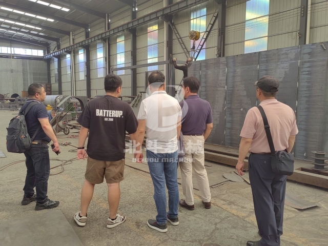張經理帶領韓國客戶參觀91免费成人大片製造並探討合作機會